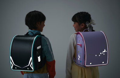 反射してピカッと光る！安全を考えた360度光るランドセル
