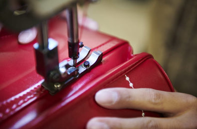 職人たちの手から手へ。 セイバンの天使のはねランドセルは一つひとつ手づくりです