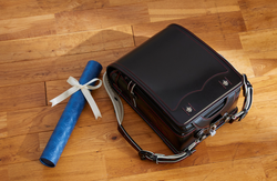 卒業後のランドセルはどうしてる？寄付やリメイクなど、処分方法を一挙にご紹介