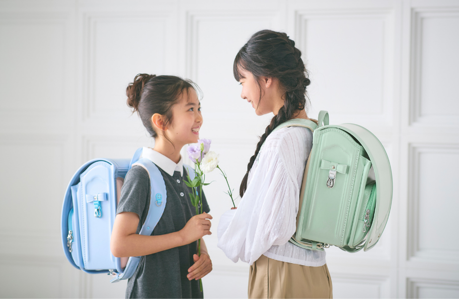 【2027年度】かわいいランドセル特集！刺しゅうやクリスタルなど女の子に人気のデザインモデル7選