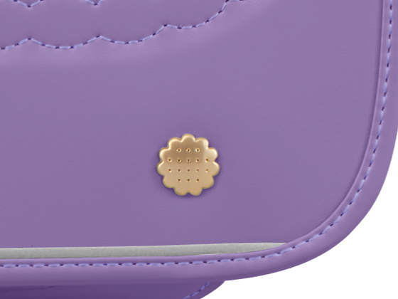 カブセと前ポケット上部には、クッキー型の飾り鋲（びょう）。