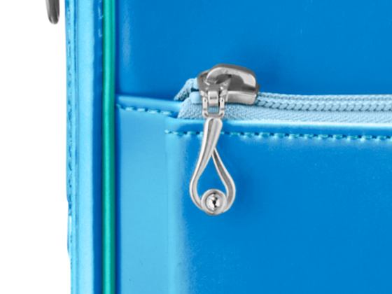 前ポケットには、クリスタル・ガラスが輝くアクセサリーのような引き手。