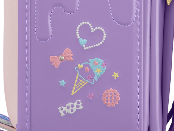 アイスクリームやクッキーなどのスウィーツをモチーフにしたサイドの刺しゅう。