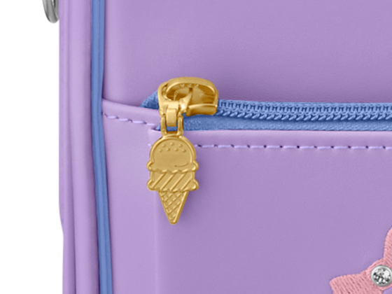 アイスのモチーフがかわいくゆれる引き手。