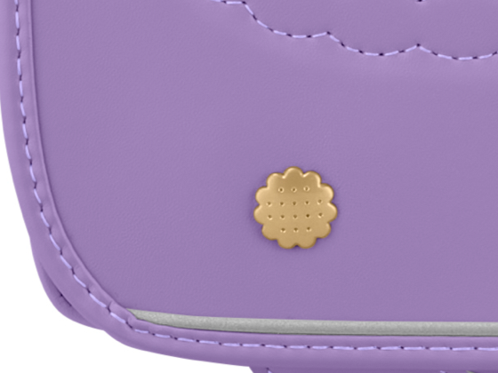 キュートなクッキー型の飾り鋲（びょう）がアクセント。