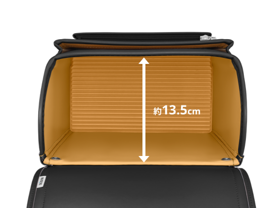 内寸はしっかり広めの約13.5cm。コンパクトに見えて、安心の収納力。