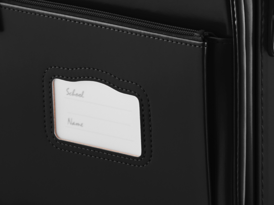 マチのあるシンプルな前ポケット。