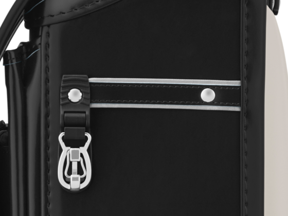 サイドにも反射材を搭載しているので安心。