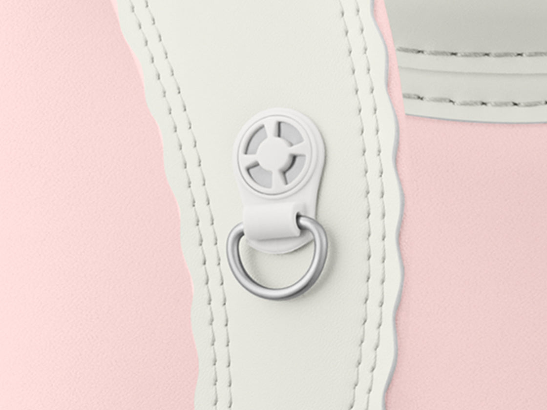 フリルのようなあしらいの肩ベルト。