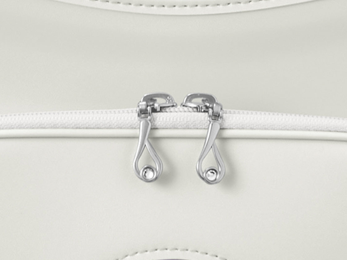 前ポケットには、クリスタル・ガラスが輝く引き手。