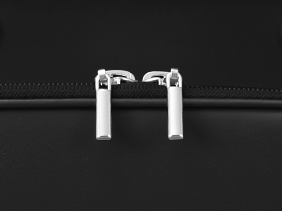 前ポケットには、持ちやすいスティック型の持ち手