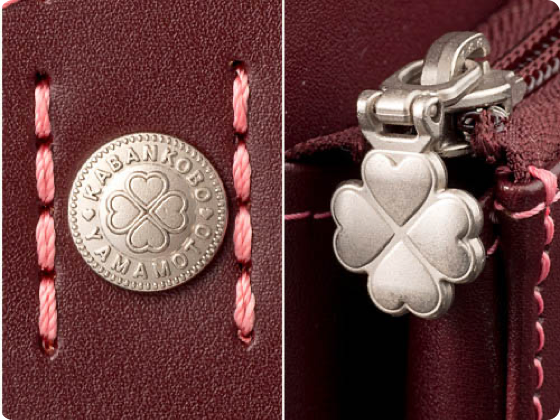 ファスナーの引き手とかぶせのカシメは、柔らかなパール調シルバーの四つ葉のクローバー。