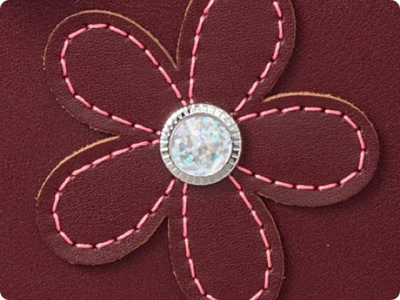 両サイドにお花のモチーフ。中央のホログラムは光にあたるとキラキラ光ります。