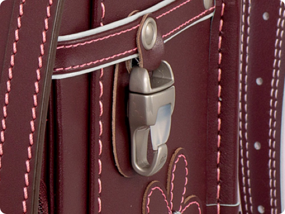 約13kgの負荷がかかると外れる安全仕様のナスカン