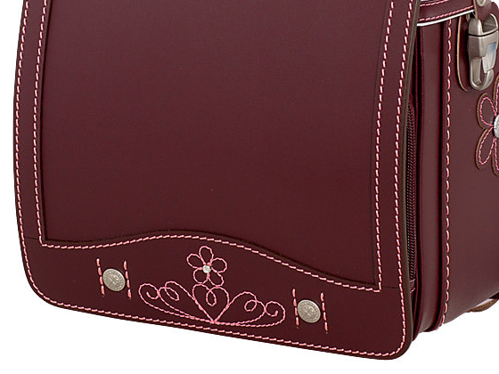 かぶせにはティアラのデザインステッチ。中央のスワロフスキーが上品にきらめきます。