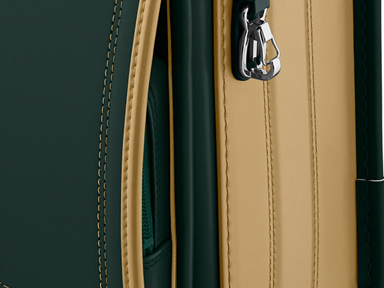 サイドとカブセ、パイピングなどでカラーを切り替えたバイカラーデザイン