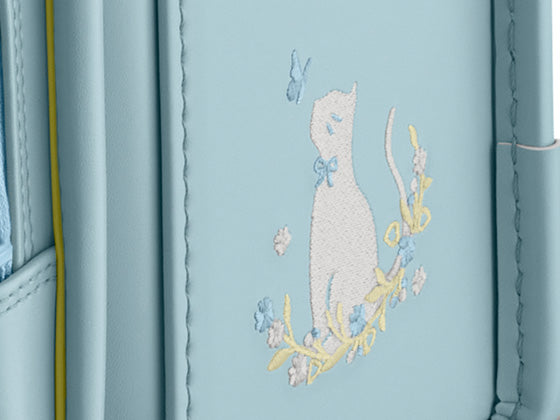 お花畑にたたずんでいる、かわいいネコの刺しゅう