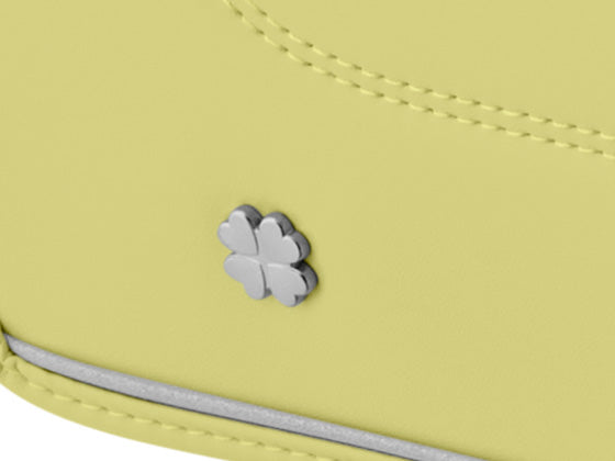 カブセにはお花をモチーフにした飾り鋲（びょう）