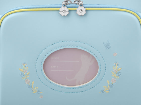 前ポケットには、お花の刺しゅうと、ネコのグラフィック