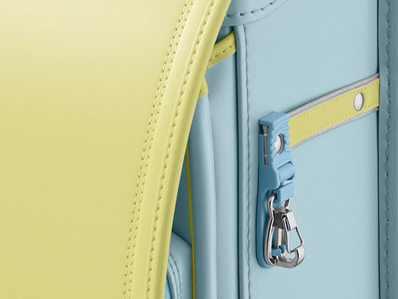 カブセとサイドでカラーリングを変えたバイカラーがポイント