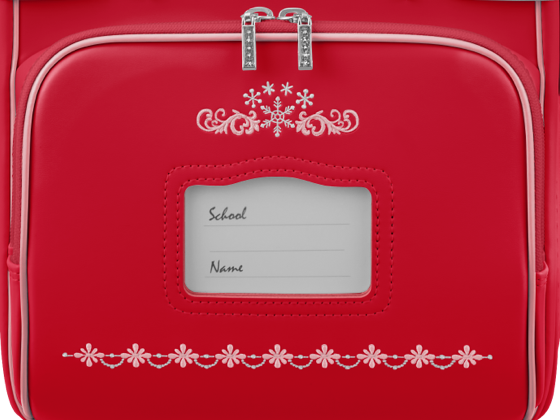 前ポケットには、雪の結晶をモチーフにした刺しゅう。