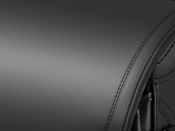 素材には、軽くしなやかで雨に強いクラリーノ®エフ「レインガード®Fα」を採用。