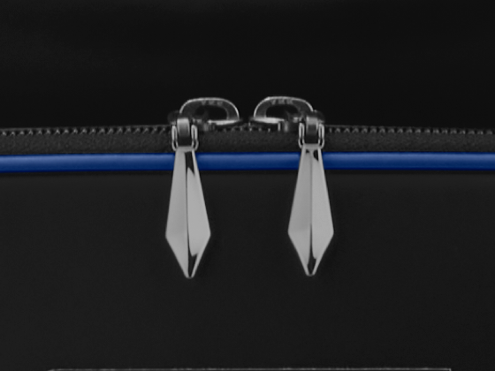 前ポケットにある引き手のチャームも、ダイヤ型で統一。