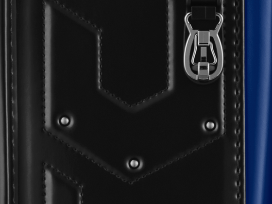 サイドにはスタッズが打ち込まれており、ヒーローたちが装備するアーマーをイメージ。