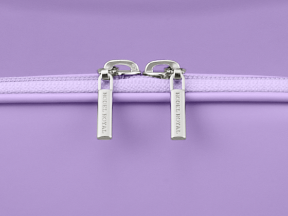 ロゴ入りのシンプルな引き手。