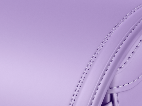 素材には、軽くしなやかで雨に強いクラリーノ®エフ「レインガード®Fα」を採用。