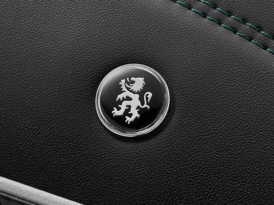 カブセには、レオンモチーフのかっこいい飾り鋲（びょう）