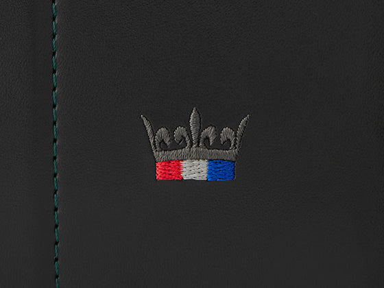 サイドには、トリコロールと王冠の刺しゅう