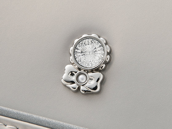 カブセには、宝石のようにきらめく飾り鋲（びょう）