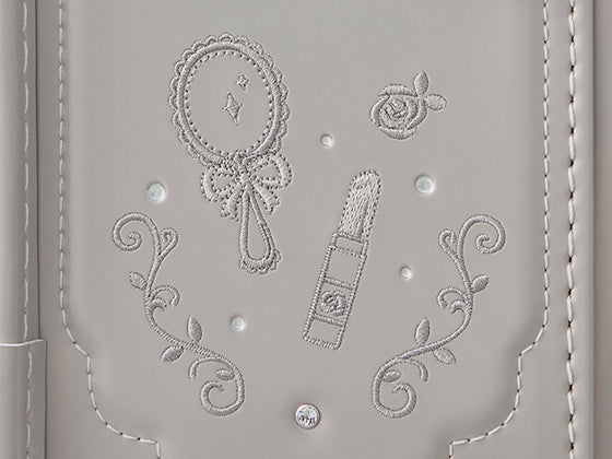 サイドには、左右で異なるモチーフの心ときめく刺しゅう