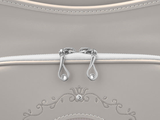 前ポケットには、クリスタル・ガラスが輝くエレガントな引き手