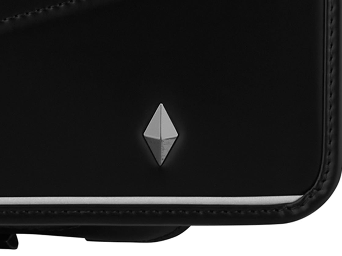 カブセには、クールなイメージのダイヤ型の飾り鋲（びょう）。