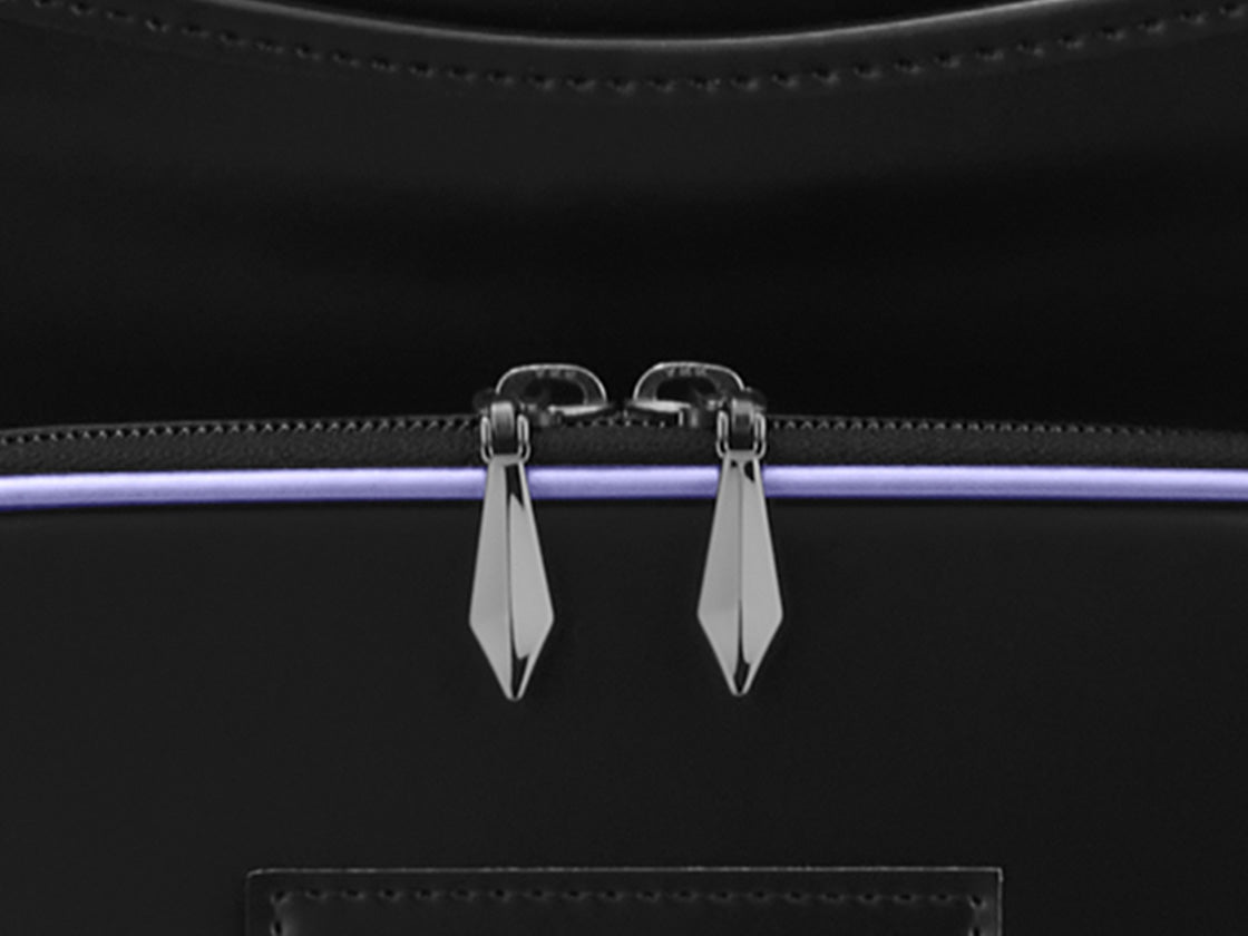 前ポケットにある引き手のチャームも、ダイヤ型で統一。