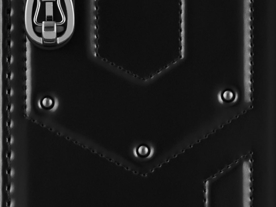 サイドにはスタッズが打ち込まれており、ヒーローたちが装備するアーマーをイメージ。