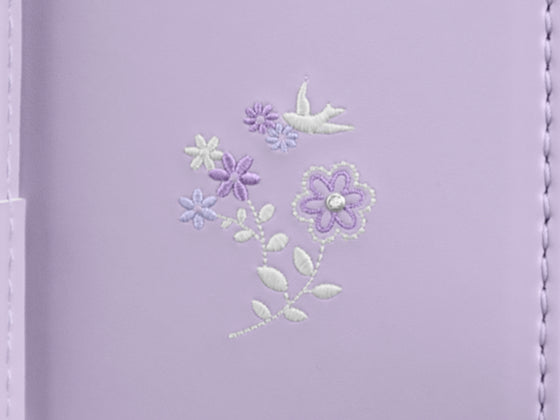 サイドには、お花と小鳥のかわいい刺しゅう。