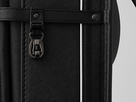 まっすぐに入ったサイドの反射材がスタイリッシュ