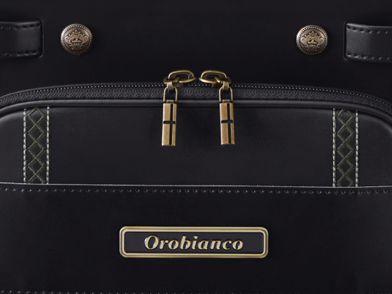 本革の乗せ生地とロゴプレートをあしらった前ポケット