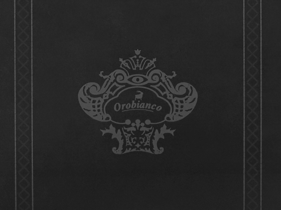 カブセ裏にはオロビアンコのロゴがプリント。