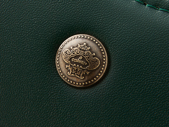 オロビアンコのロゴが入った飾り鋲（びょう）。