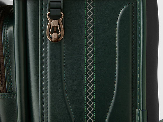 サイドの網掛けの刺しゅうがアクセント。