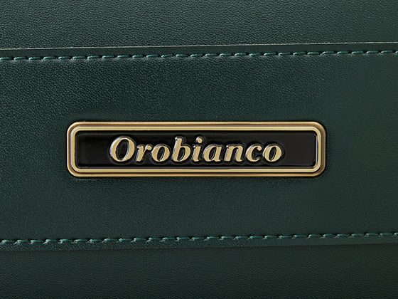 前ポケットには、立体的な金のプレート。