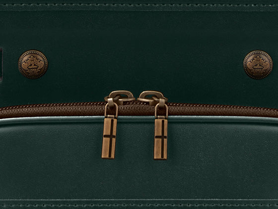 金属パーツは高級感が際立つアンティークゴールドで統一。