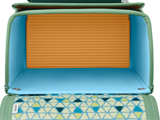 ヘリをなくしたタフコンパクト型。マチ幅13.5cmでたっぷり収納できる。