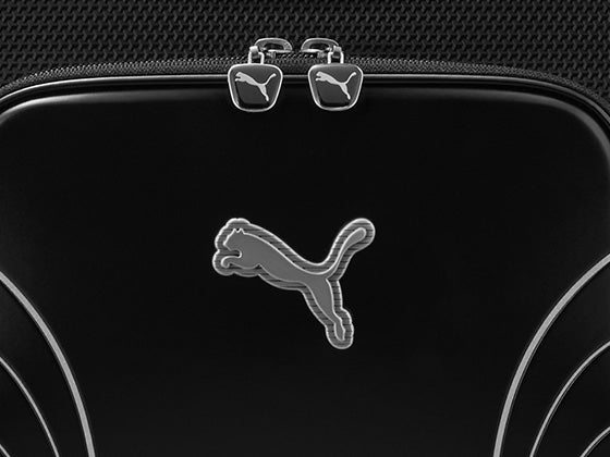 前ポケットには、キャットロゴのメタリックプレート