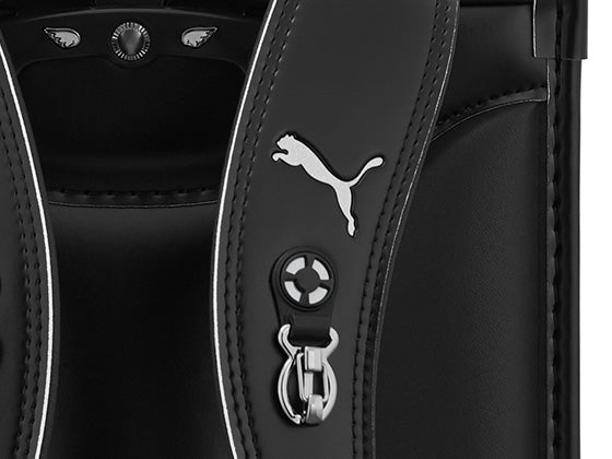 肩ベルトには、キラッと光る反射材のキャットロゴ