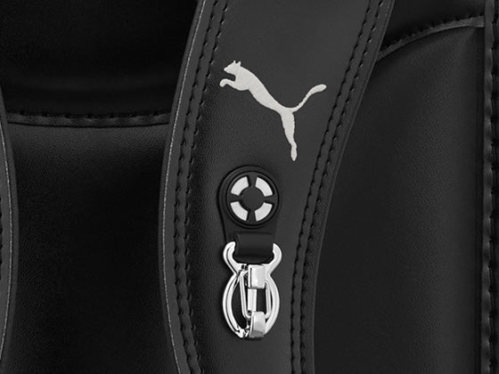 肩ベルトにも刺しゅうで表現したプーマのキャットロゴ